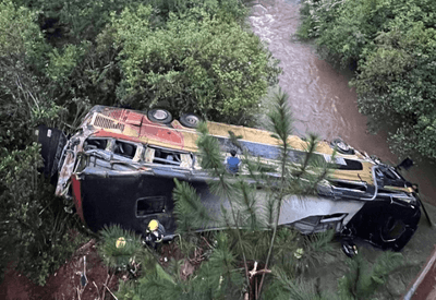 Ônibus cai de ponte e deixa nove mortos na Argentina no dia das eleições legislativas Ônibus cai de ponte e deixa nove mortos na Argentina no dia das eleições legislativas