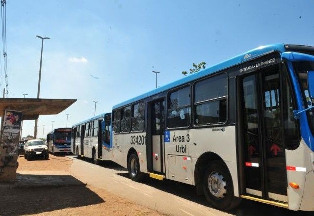 Imagem da noticia Mulher morre após sofrer queda ao descer de ônibus no Distrito Federal