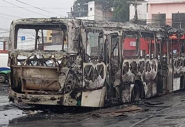 Imagem da noticia Criminosos queimam e apedrejam ônibus em Salvador (BA)