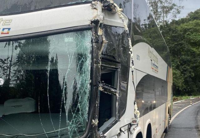 Imagem da noticia Ônibus com grupo de pagode sofre acidente em estrada