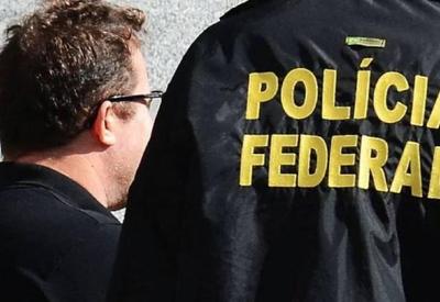 Policiais fazem buscas em 8 estados contra fraudes no auxílio emergencial Policiais fazem buscas em 8 estados contra fraudes no auxílio emergencial