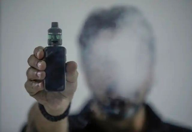 Imagem da noticia Entenda os perigos do uso dos cigarros eletrônicos e a combinação que pode torná-los ainda pior