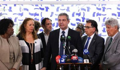 Deputados da base governista viajam ao Rio para “diligência de emergência” Deputados da base governista viajam ao Rio para “diligência de emergência”