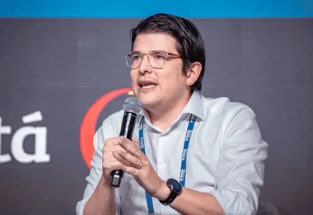 Imagem da noticia Pré-candidato à presidência da Colômbia passa por cirurgia de emergência nesta segunda-feira (16)