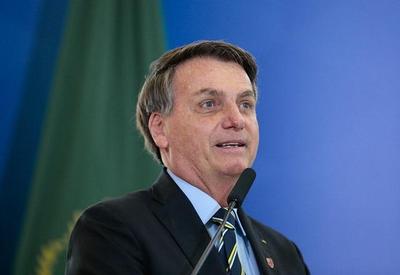 Bolsonaro relembra frase do pai em homenagem neste domingo