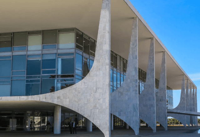 Imagem da noticia Governo vai decidir com partidos para quem entregar cargos de "traidores"