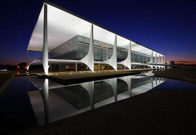 Governo diz ter tratado de "promoção da democracia" em reunião com a CIA Governo diz ter tratado de "promoção da democracia" em reunião com a CIA