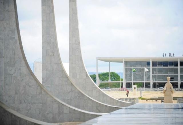 Imagem da noticia Políticos repercutem fala de Bolsonaro sobre processo contra ministros