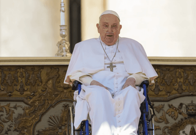 Imagem da noticia Papa aparece em 1ª missa após deixar o hospital