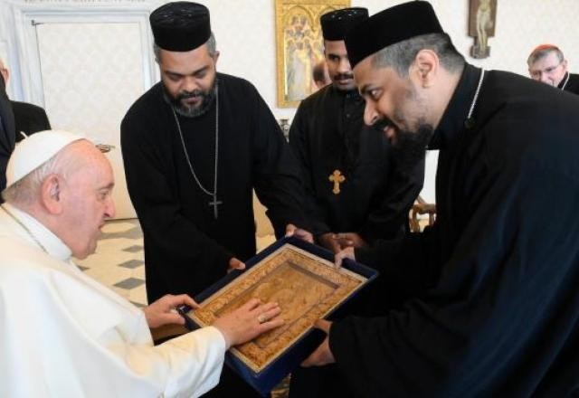Imagem da noticia Papa sofre de forte resfriado, mas mantém compromissos, diz Vaticano