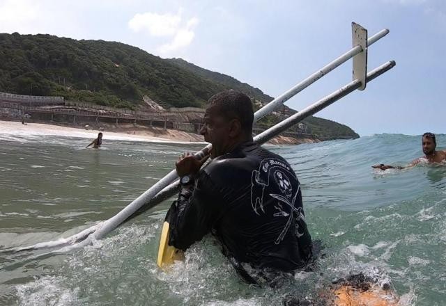 Imagem da noticia No Rio, ativistas ambientais retiram pedaços da ciclovia Tim Maia do mar