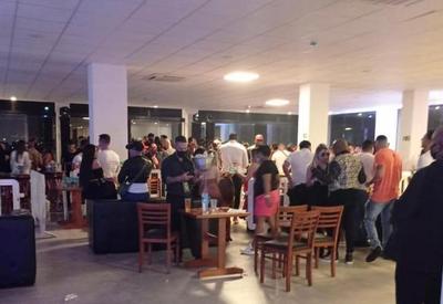 Festa clandestina com mais de 500 pessoas é encerrada no litoral de SP Festa clandestina com mais de 500 pessoas é encerrada no litoral de SP