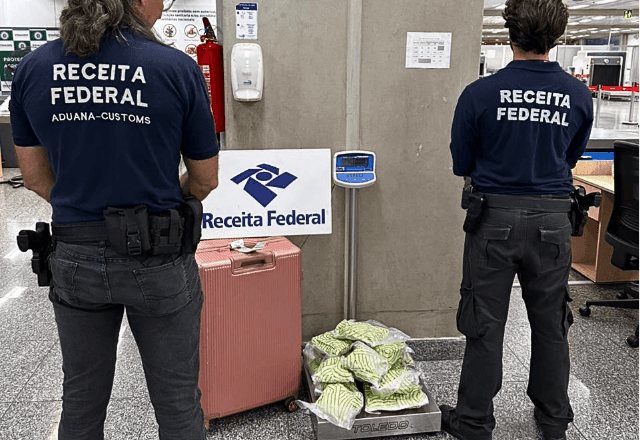 Imagem da noticia Passageira é presa com 10 kg de metanfetamina no Aeroporto do Galeão no Rio