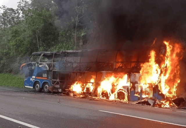 Imagem da noticia Passageiro ateia fogo em ônibus com 40 pessoas após se trancar no banheiro
