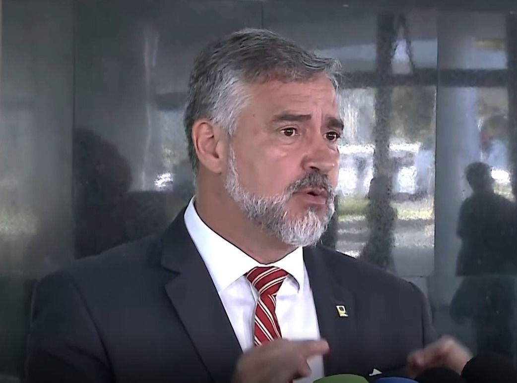 Imagem da noticia Paulo Pimenta aciona Lewandowski contra fake news sobre Rio Grande do Sul