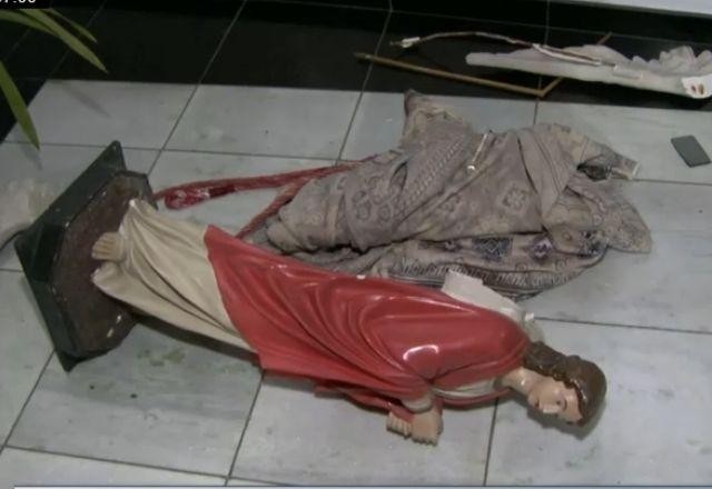 Imagem da noticia Igreja católica é atacada por vândalos, que destroem imagens de santos