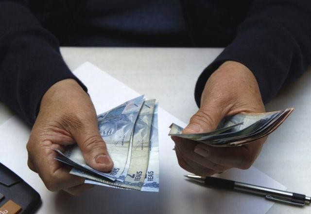 Imagem da noticia Bolsonaro sanciona projeto que amplia margem de crédito consignado a servidores