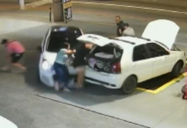 Imagem da noticia Carro descontrolado invade posto e atropela três mulheres