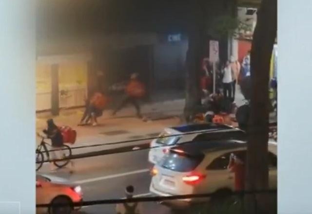 Imagem da noticia Entregadores atacam lanchonete em represália a agressão contra colega