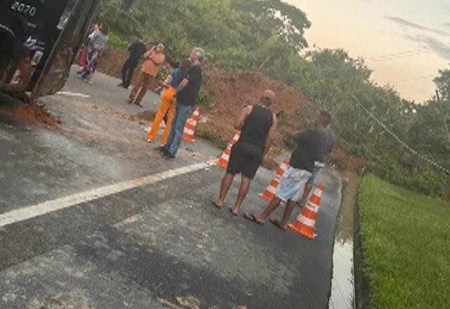 Imagem da noticia RJ: deslizamento de terra interdita rodovia Dutra nos dois sentidos