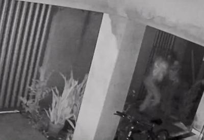 Suplente de vereador é preso por atirar contra o portão da ex Suplente de vereador é preso por atirar contra o portão da ex