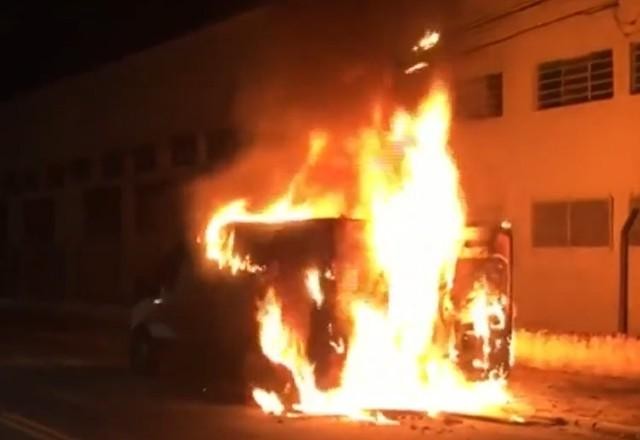 Imagem da noticia SP: pet móvel é destruído após incêndio na zona oeste