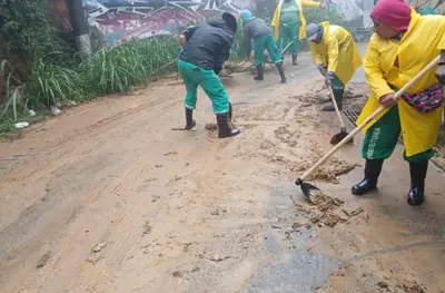Rio segue em estágio 2 de atenção após chuvas fortes; Petrópolis tem aulas suspensas Rio segue em estágio 2 de atenção após chuvas fortes; Petrópolis tem aulas suspensas