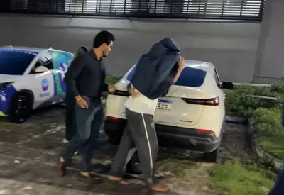 Piloto de lancha que naufragou em Manaus e deixou três mortos se entrega à polícia Piloto de lancha que naufragou em Manaus e deixou três mortos se entrega à polícia