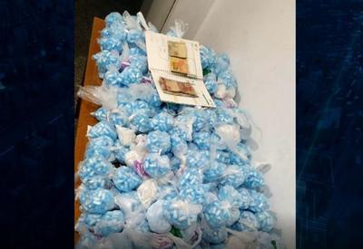 Suspeito abandona família com 2 mil pinos de cocaína no carro Suspeito abandona família com 2 mil pinos de cocaína no carro