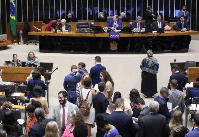 Imagem da noticia Veja como votaram deputados no projeto que dificulta aborto legal em crianças vítimas de estupro