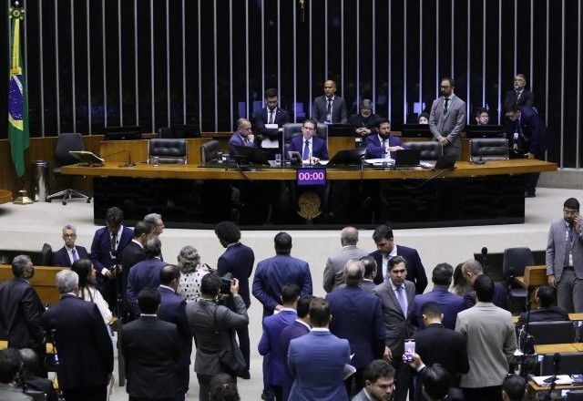 Imagem da noticia Prisão domiciliar de Bolsonaro mobiliza oposição na volta do Congresso e eleva pressão por impeachment de Moraes