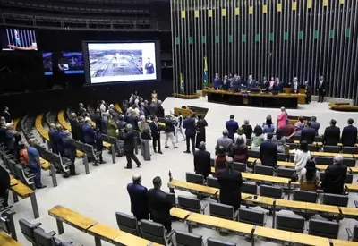 Câmara aprova penduricalhos que aumentam entre 40% e 100% salários de servidores do Legislativo Câmara aprova penduricalhos que aumentam entre 40% e 100% salários de servidores do Legislativo