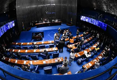 Senado aprova reajuste para servidores e criação de cargos no Executivo Senado aprova reajuste para servidores e criação de cargos no Executivo