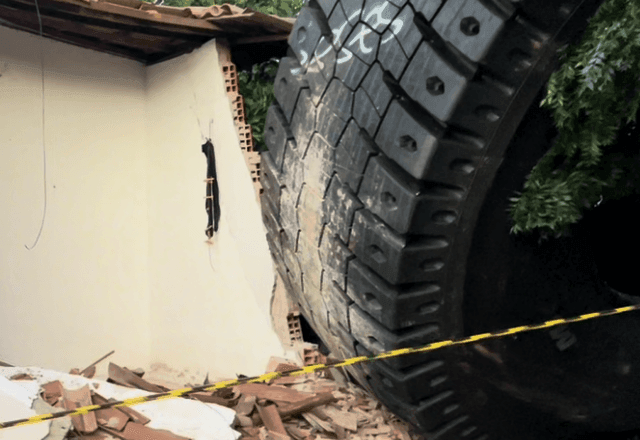 Imagem da noticia Pneu gigante se solta de carreta e destrói muro de casa no interior do Ceará