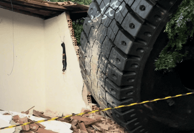 Pneu gigante se solta de carreta e destrói muro de casa no interior do Ceará Pneu gigante se solta de carreta e destrói muro de casa no interior do Ceará