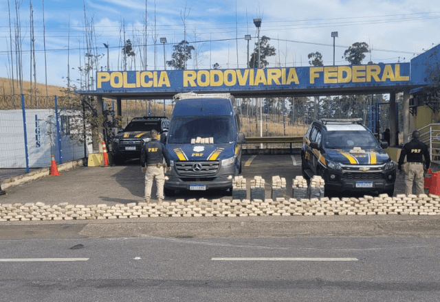 Imagem da noticia Cães farejadores da PRF encontram mais de meia tonelada de pasta base de cocaína no RJ