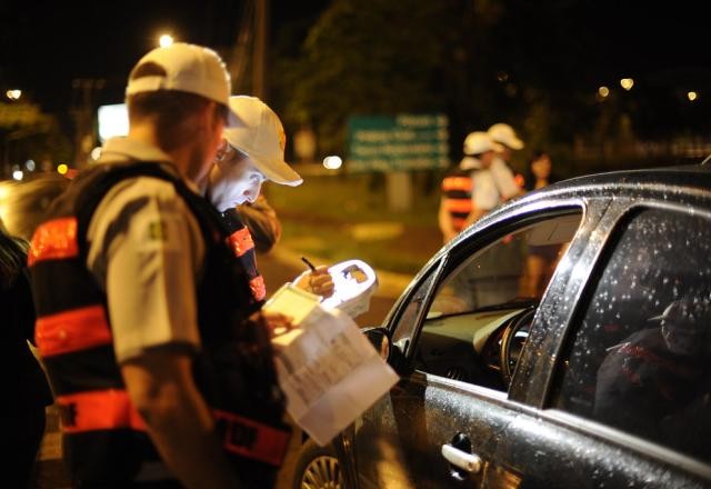 Imagem da noticia Mulher é presa por divulgar local de blitz em Minas