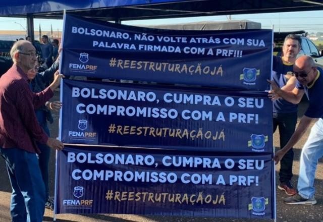 Imagem da noticia Policiais iniciam ações públicas para pressionar Bolsonaro por aumento