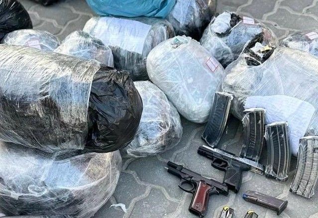 Imagem da noticia Mulher é presa com 40 quilos de cocaína, armas e carregadores de fuzil na Região dos Lagos