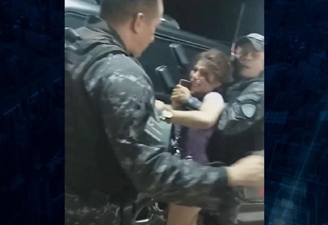 Imagem da noticia Jovem de 18 anos desmaia após violência policial