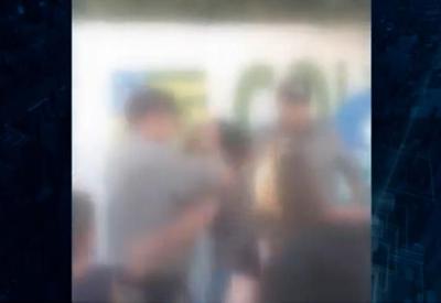 Policial militar agride mulher em colégio de Goiás Policial militar agride mulher em colégio de Goiás