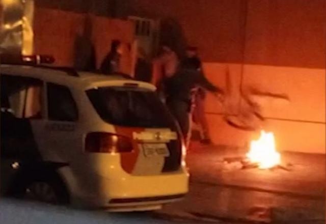 Imagem da noticia Homem é agredido com pedaço de madeira por PM no interior de SP