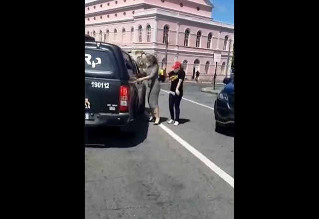 Imagem da noticia Policial dispara spray de pimenta direto no rosto de vereadora do Recife