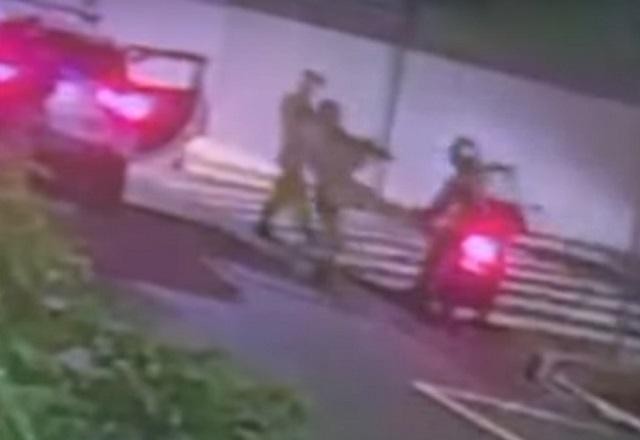 Imagem da noticia Policiais são flagrados agredindo entregador em SC