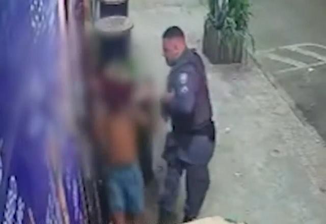 Imagem da noticia PM agride e dispara spray de pimenta em homem caído no chão