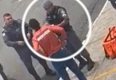 PM agride e rasga habilitação de trabalhador durante abordagem truculenta PM agride e rasga habilitação de trabalhador durante abordagem truculenta