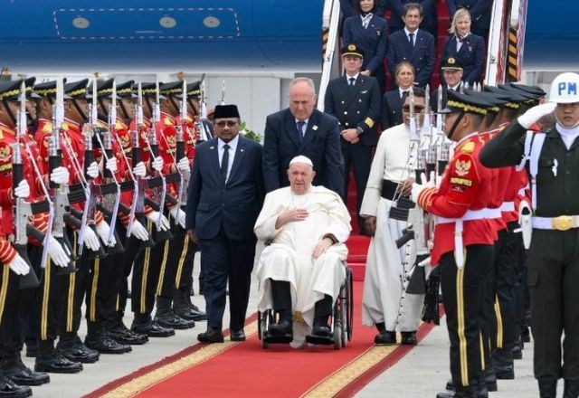Imagem da noticia Papa Francisco desembarca na Indonésia e dá início à viagem pela Ásia