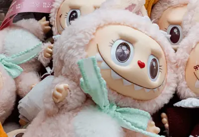 Dona da Labubu despenca 40%: a bolha estourou? Dona da Labubu despenca 40%: a bolha estourou?