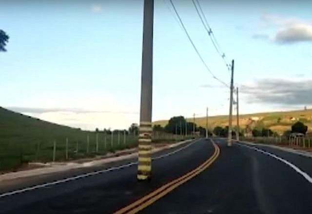 Imagem da noticia Estrada é inaugurada com postes de energia no meio da via