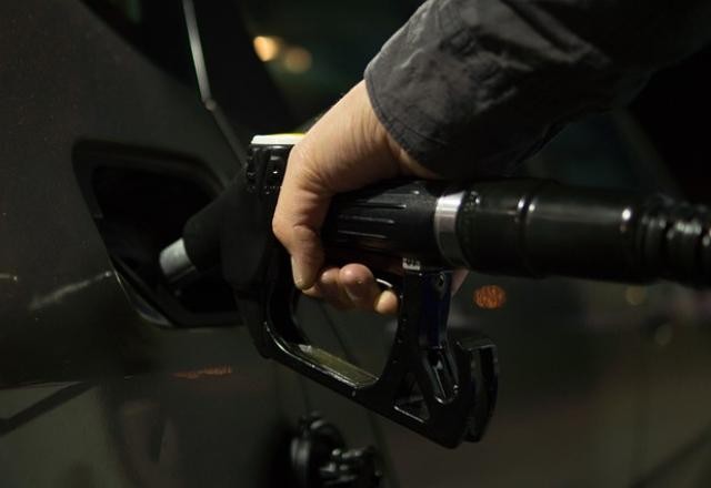 Imagem da noticia Preço da gasolina na bomba deve cair 1,54% com redução da Petrobras